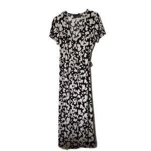 Halogen Short Sleeve V-Neck Black and White Abstract Print Wrap Midi Dress